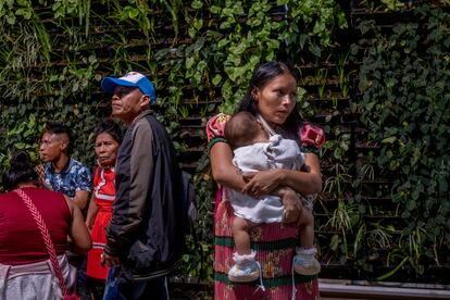 Indigenas de la comunidad Embera Katio esperan adentro de la alcaldía de Medellín en forma de protesta por los operativos realizados por la alcaldía que impide el uso de menores de edad en actividades laborales, en Medellín, Colombia, el 22 de febrero de 2023.