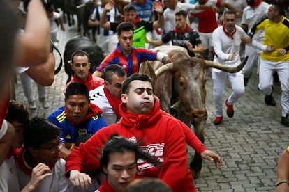 Un grupo de mozos corren ante los toros de Miura, este lunes durante el octavo encierro.