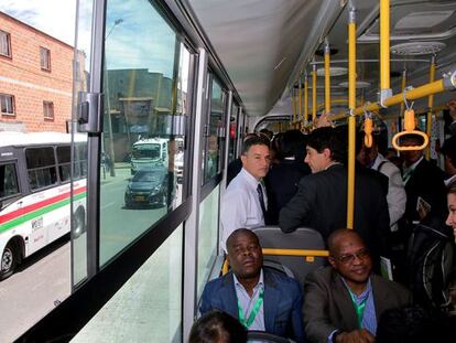 Los alcaldes que participaron en Cities for Life, en el transporte p&uacute;blico de Medell&iacute;n