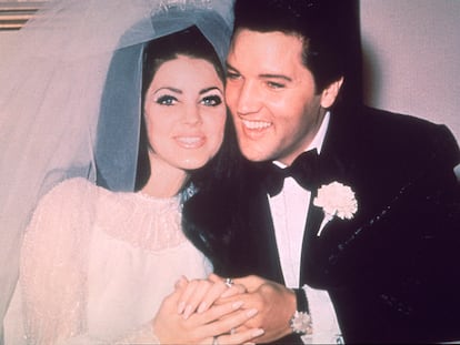 Priscilla y Elvis Presley posan el día de su enlace en Las Vegas, en 1967.