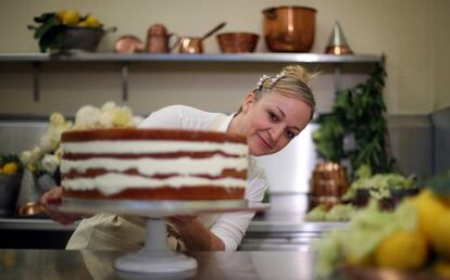 La repostera Claire Ptak prepara el pastel de bodas de Enrique y Meghan en las cocinas del Palacio de Buckingham.