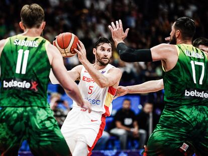 Rudy Fernández juega el balón durante el partido entre España y Lituania de los octavos del Eurobasket.