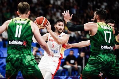 Rudy Fernández juega el balón durante el partido entre España y Lituania de los octavos del Eurobasket.