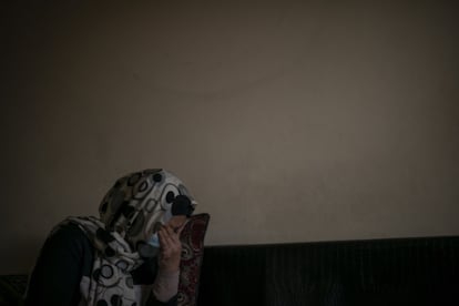 Itola Omar rompe a llorar en el salón de su casa en el momento de explicar cómo su familia vive inmersa en la pobreza en la segunda ciudad más grande del Líbano. Las cifras son aún más crudas para los refugiados. Se calcula que en el país de los cedros hay un millón y medio de personas provenientes de Siria. Unicef estima que casi nueve de cada 10 de estas familias viven en condiciones de extrema pobreza.