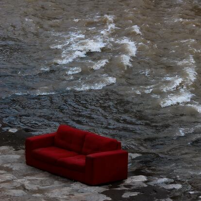 Un sofá, junto a las aguas del río Mapocho, en Chile.