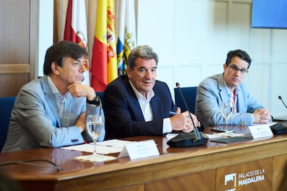 El ministro para la Transformación Digital, José Luis Escrivá (c), junto al rector de la UIMP, Carlos Andradas (i), en la inauguración del curso 'Inteligencia Artificial: retos actuales y desafíos futuros', de la Universidad Internacional Menéndez Pelayo (UIMP), en el Palacio de la Magdalena, el 24 de junio de 2024, en Santander, Cantabria (España).