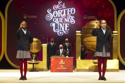 Las niñas del colegio de San Ildefonso Elisabeth Obarisaiagbon (izquierda) y Noura Akrouh cantan un quinto premio, que ha recaído en el número 86986.