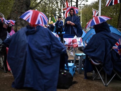 Acampados en los alrededores del Palacio de Buckingham, este viernes.