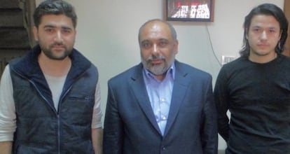 Los dos reporteros, a ambos lados del presidente de una organización de derechos humanos en Damasco.