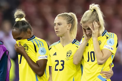 Las jugadoras suecas Madelen Janogy, Rebecka Blomqvist y Sofia Jakobsson durante la agónica tanda de penaltis.