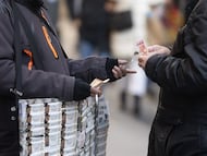 Una persona compra un décimo de la administración de lotería Doña Manolita de cara al Sorteo Extraordinario de la Lotería de Navidad en una imagen de archivo