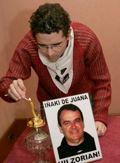 Mattin Troitiño, de Etxerat, enciende una vela en homenaje a De Juana