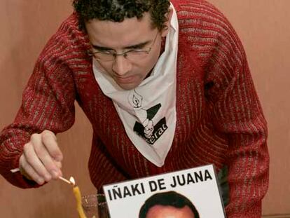 Mattin Troitiño, de Etxerat, enciende una vela en homenaje a De Juana