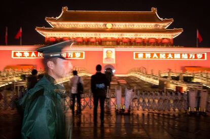 Un polic&iacute;a frente a la puerta de Tiananmen en Pek&iacute;n.
