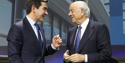 Carlos Torres, presidente del BBVA, a la izquierda, y Francisco González, expresidente y consejero delegado de la entidad.