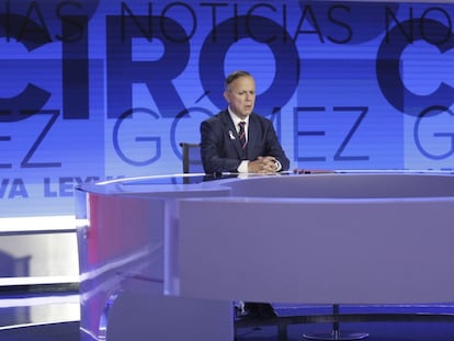 El periodista Ciro Gómez Leyva durante la primera emisión de su noticiero nocturno, en octubre de 2016.