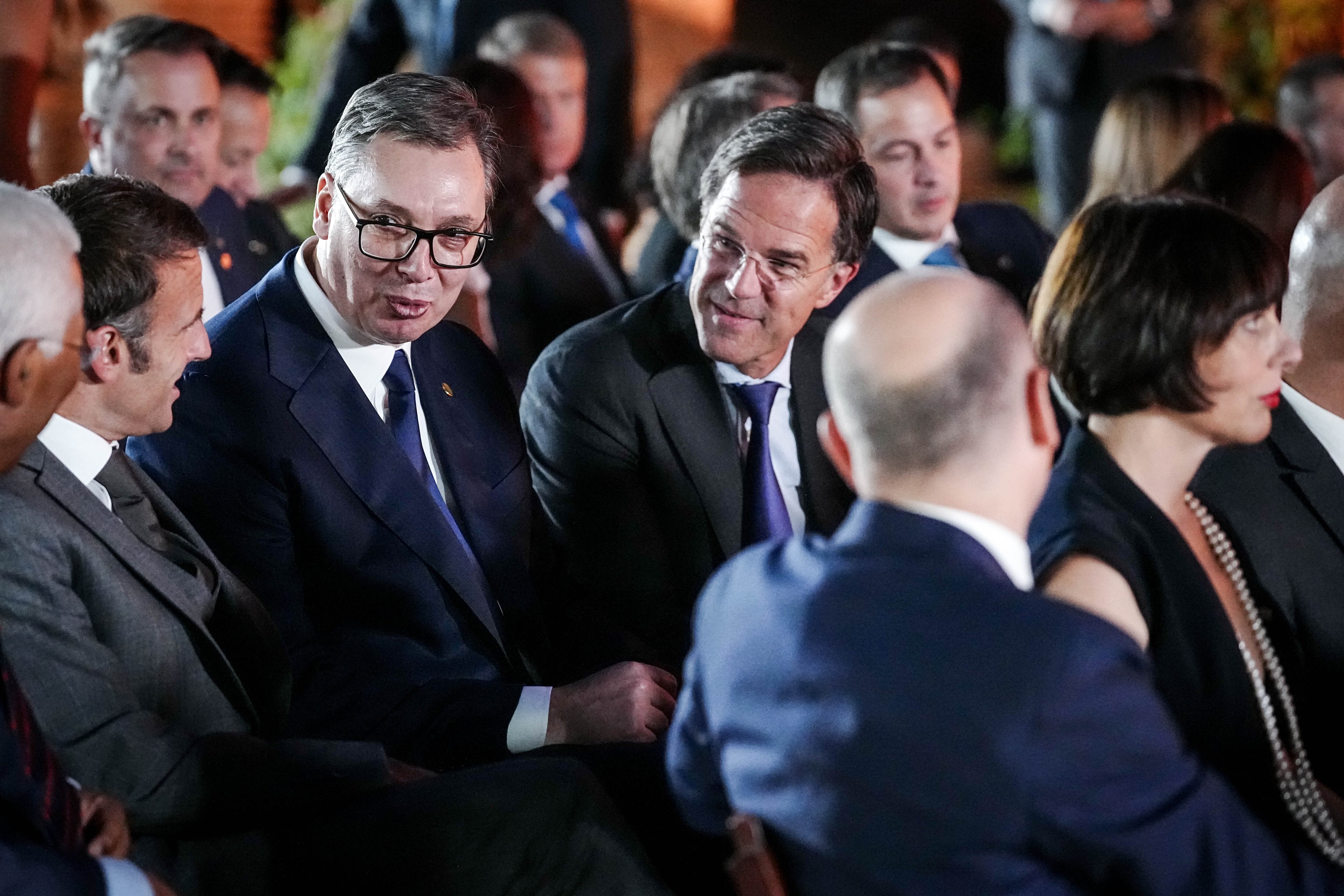 Desde la izquierda, António Costa, primer ministro de Portugal; Emmanuel Macron, presidente de Francia; Aleksandar Vucic, presidente de Serbia, y Mark Rutte, primer ministro de Países Bajos, durante un concierto en la Alhambra. 