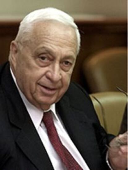 El primer ministro israelí Ariel Sharon en la reunión semananal con su gabinete.