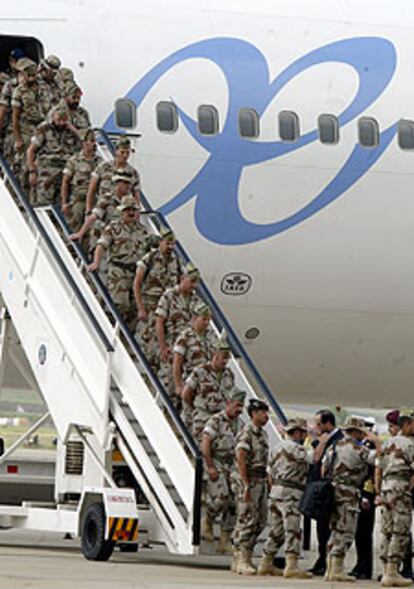 Los soldados reciben  el saludo de José Bono a su llegada a Torrejón.