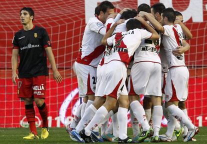 Los jugadores del Rayo Vallecano celebran el gol de Leo.