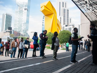 Fila a las afueras de una oficina del Servicio de Administración Tributaria (SAT), en Ciudad de México.