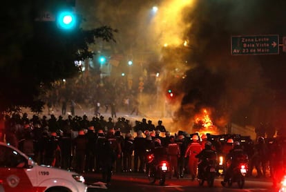 Cordão de policiais militares barra a passagem de manifestantes que protestavam contra Michel Temer em São Paulo. O clima ficou tenso na altura da praça Roosevelt, onde a PM começou a lançar várias bombas de gás contra os manifestantes, que responderam com pedras. Várias pessoas ficaram feridas.