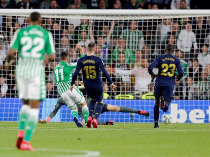 Tello bate a Courtois en el gol de la victoria del Betis, este domingo en Sevilla.