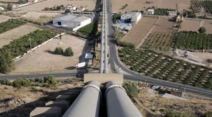 Tuberías de conducción de agua del trasvase Tajo-Segura, a su paso por Orihuela (Alicante).