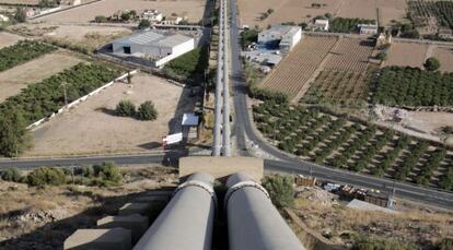 Tuberías de conducción de agua del trasvase Tajo-Segura, a su paso por Orihuela (Alicante). 