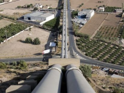 Tuberías de conducción de agua del trasvase Tajo-Segura, a su paso por Orihuela (Alicante). 