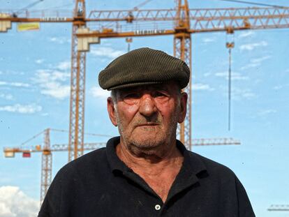 Fidel Serrano, con las grúas de los futuros edificios del barrio de Los Molinos al fondo.