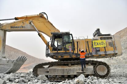 Una excavadora fotografiada en 2020 en una mina de oro operada por Endeavour Mining Corporation en Hounde, Burkina Faso.