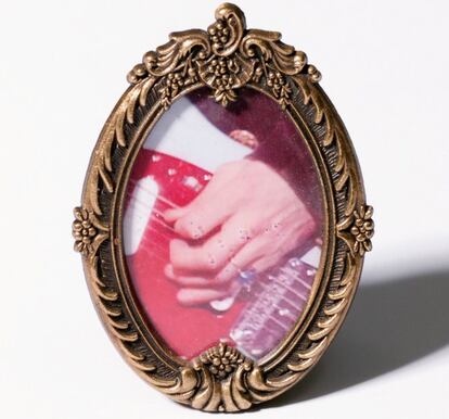 Otro de los objetos que el músico guardaba en su casa: un marco de fotos 'vintage' con una imagen de la mano de Cobain tocando la guitarra. La fotografía se llama 'The promise'.