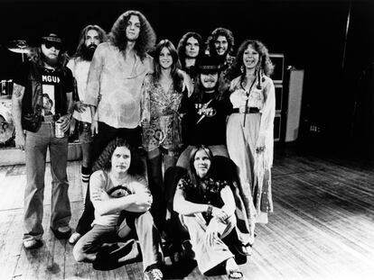 Los miembros de Lyryrd Skynyrd, antes del accidente de 1977. Desde la izquierda, de pie, Leon Wilkeson, Artimus Pyle, Allen Collins, Leslie Hawkins, Gary Rossington, Ronnie Van Zant (con sombrero), Steve Gaines (detrás de él) y Jo Billingsley; delante, sentados, Billy Powell y Cassie Gaines.