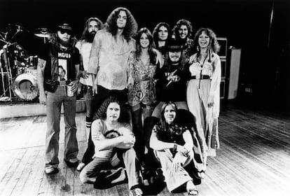 Los miembros de Lyryrd Skynyrd, antes del accidente de 1977. Desde la izquierda, de pie, Leon Wilkeson, Artimus Pyle, Allen Collins, Leslie Hawkins, Gary Rossington, Ronnie Van Zant (con sombrero), Steve Gaines (detrás de él) y Jo Billingsley; delante, sentados, Billy Powell y Cassie Gaines.