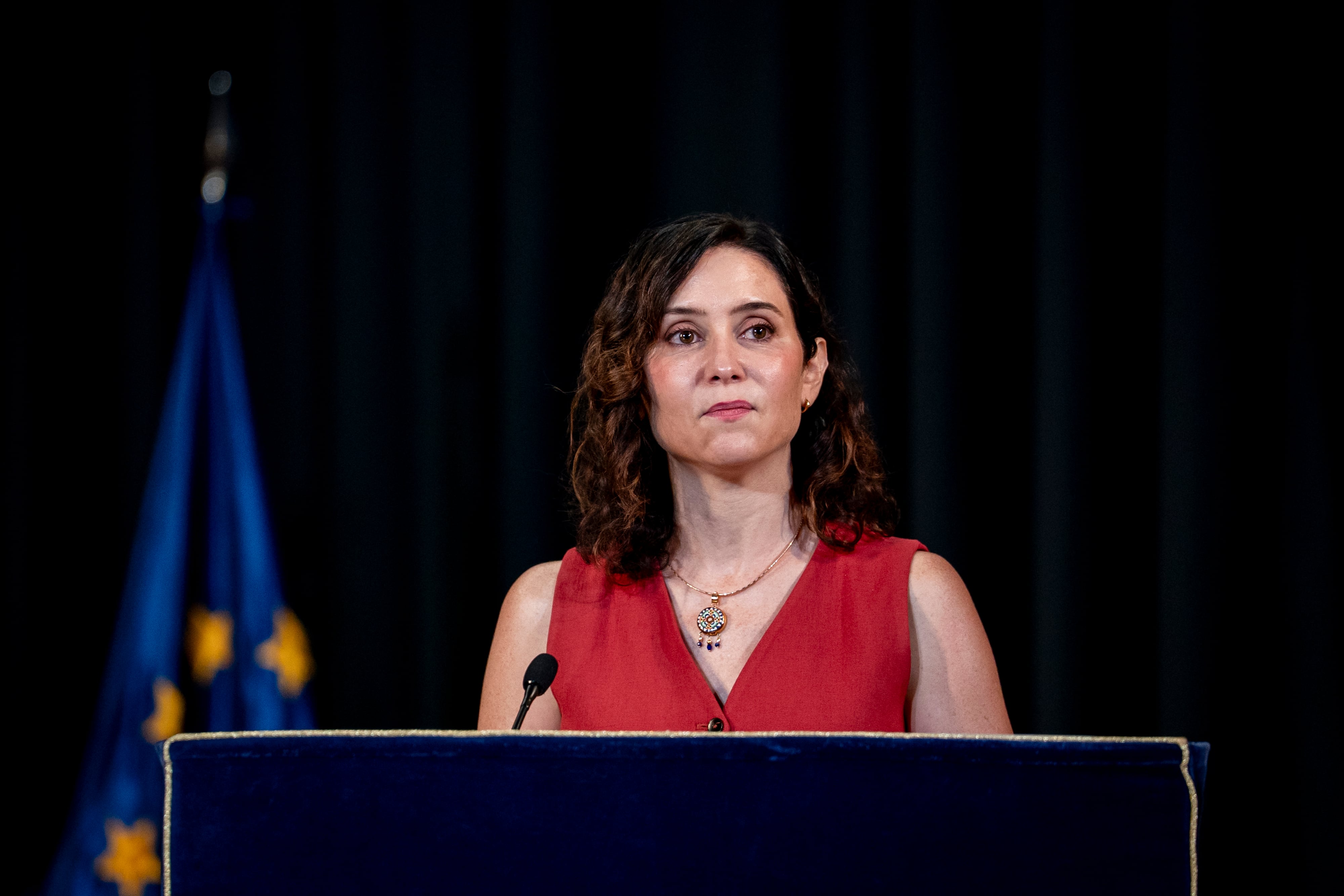 Ayuso rectifica las becas a las que optan familias que ganan más de 100.000 euros y primará a candidatos con buenas notas y renta baja