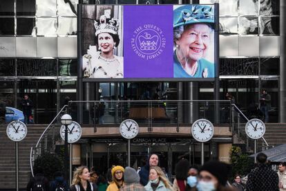 Varias imágenes de la Reina se han proyectado en distintas zonas de Londres para celebrar los setenta años ostentando la corona. Isabel II es la primera monarca británica en llegar a esa cifra.