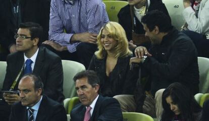 Shakira, novia de Piqu&eacute;, objeto de los paparazzis, durante el partido ante Irlanda. 