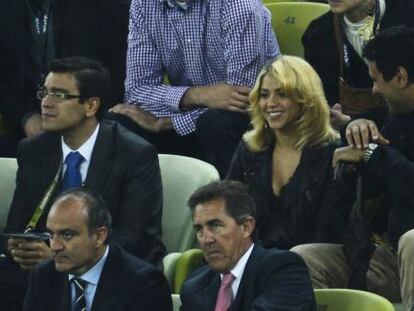 Shakira, novia de Piqué, objeto de los paparazzis, durante el partido ante Irlanda.