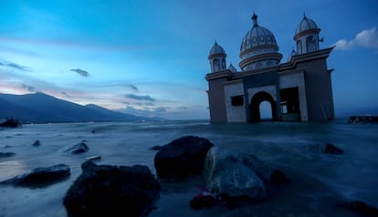 Los restos de una mezquita en Palu, Indonesia, tras el terremoto y el tsunami que ha sufrido la zona en los primeros días de octubre. 