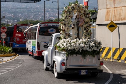 La escultura principal de la Virgen del Carmen, en el carro líder del desfile, se dirige al inicio del evento en Medellín. En esta ciudad, el desfile es uno de los eventos religiosos y culturales más grandes, reuniendo a cientos de conductores y vehículos.