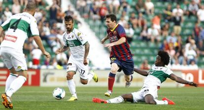 Messi, rodeado de jugadores del Elche