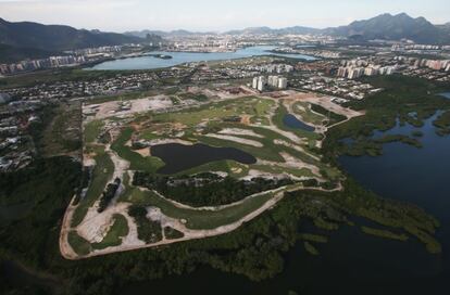 Imagen aérea de la construcción del campo de golf del barrio de Barra de Tijuca, en Río de Janeiro.