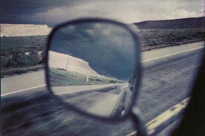 Las interminables carreteras del suroeste de Estados Unidos fotografiadas desde un coche.