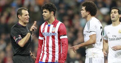 Referee Clos G&oacute;mez warns Atletico&#039;s Diego Costa and Real&#039;s Pepe. 