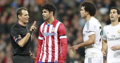 Referee Clos Gómez warns Atletico's Diego Costa and Real's Pepe.
