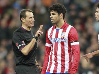 Referee Clos G&oacute;mez warns Atletico&#039;s Diego Costa and Real&#039;s Pepe. 