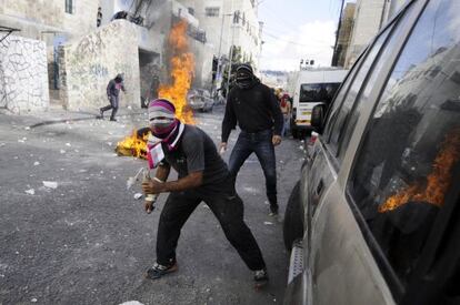 Jóvenes palestinos lanzan cócteles molotov en Jerusalén.
