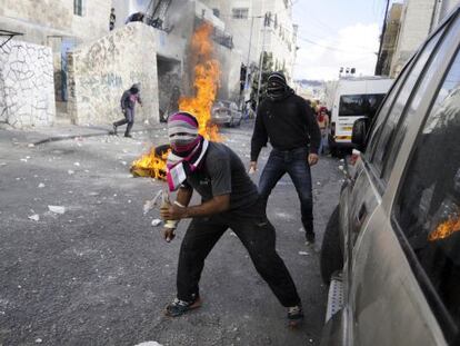 J&oacute;venes palestinos lanzan c&oacute;cteles molotov en Jerusal&eacute;n.