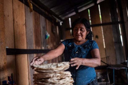 Maurilia Julio Solano, partera de 61 años, amasa unas tortillas en su casa de Juvinani. "Te hacen sufrir por el simple hecho de haberte comprado", dice en mixteco. Ella también fue vendida de niña y asegura que rechazó hacerlo con sus hijas.